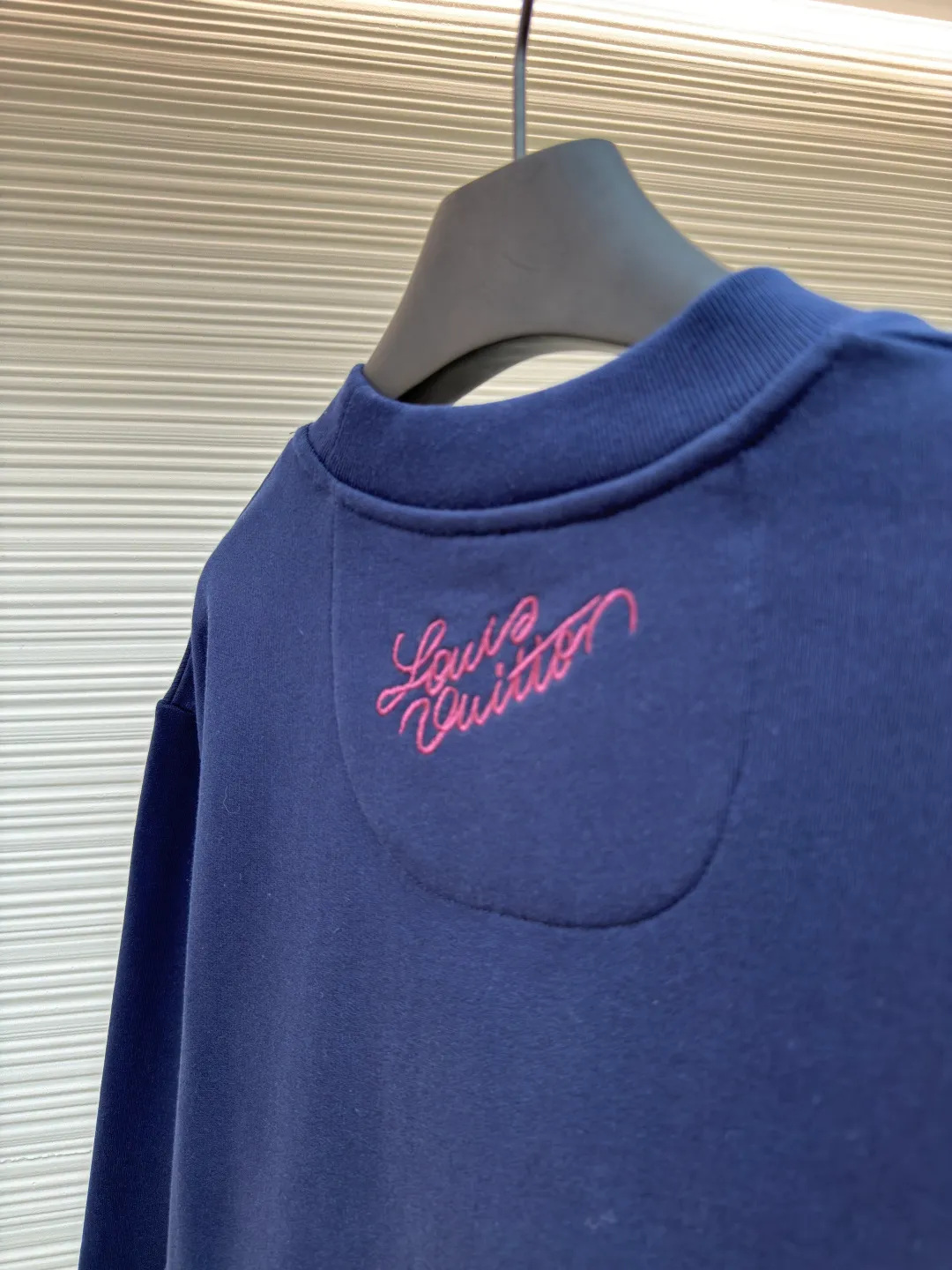 LOUISVUITTON pearlescent yarn Zhangzi sweatshirt ●Original version: purchased and developed for 10800 ●Item number: 1680727-A85 ●Fabric: double-ply large terry bottom sweatshirt fabric ●Technology: knitting ●Version: fitted version ●Weight: about 590 grams ●Size: XS-S-M-L ●Description: The fabric is made of cotton 32s double-ply large terry bottom sweatshirt fabric, matched with 26s double yarn 1*1 horizontal machine weaving thread, the front chapter is embroidered with a domestic high-speed embroidery machine, and the mesh bottom is padded with three layers of hot water sol material on top. Gold and silver thread + mercerized thread, the outer ring of the chapter adopts the Great Wall stitch method, and the inner part adopts the sun stitch method. The number of embroidery needles in the entire chapter reaches 150,000. The dense stacking of stitches is used to create a three-dimensional effect. The back panel is embroidered with three-dimensional flat embroidery with mercerized thread. The overall wiring is straight and delicate, the fabric is comfortable and soft, and the color is consistent without color difference. It can be matched with the same style to create a fashionable look and control various occasions. Customized accessories, complete with three standards, same style for men and women!